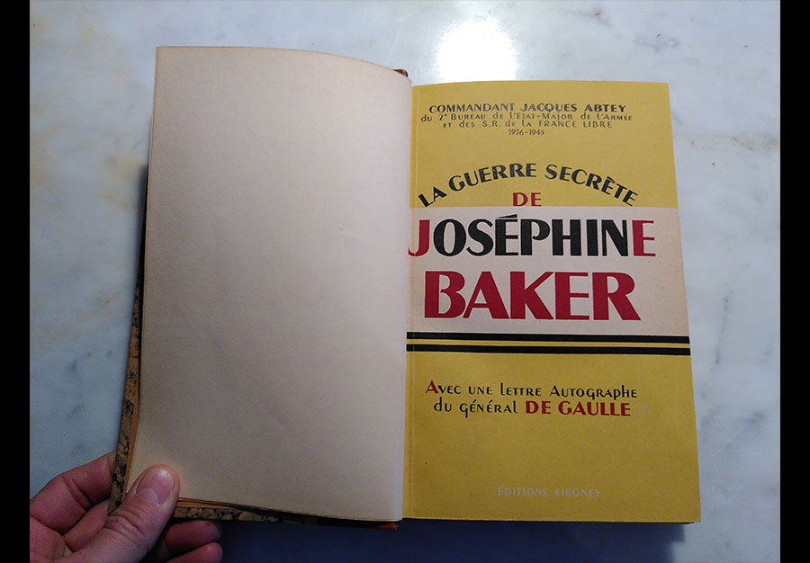 Livre de Josephine Baker signé