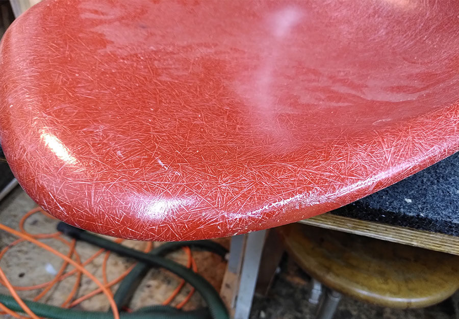 Reconstitution de la fibre de verre sur une coque eames